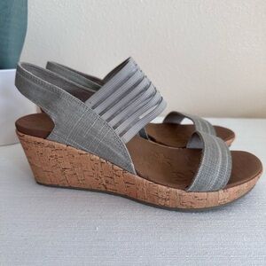 New Skechers Beverlee Taupe Stretch Luxe Foam Cork Wedge Sandals Women’s 8.5